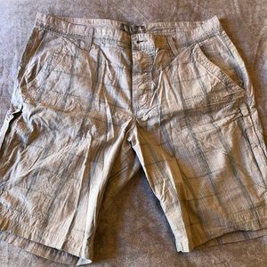 AX Kaki Shorts with side zip pockets 36